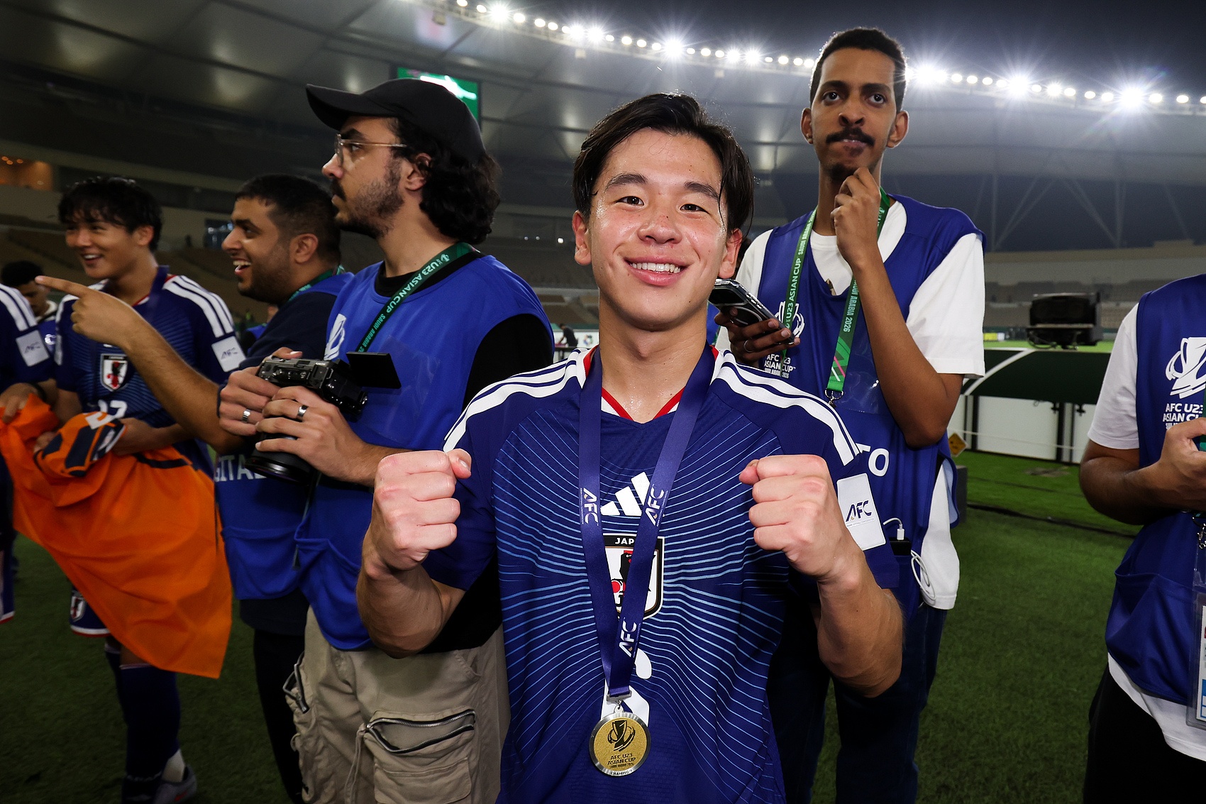 中乙首轮李圣龙代表海港B队首发，曾为海港一队贡献26球14助攻