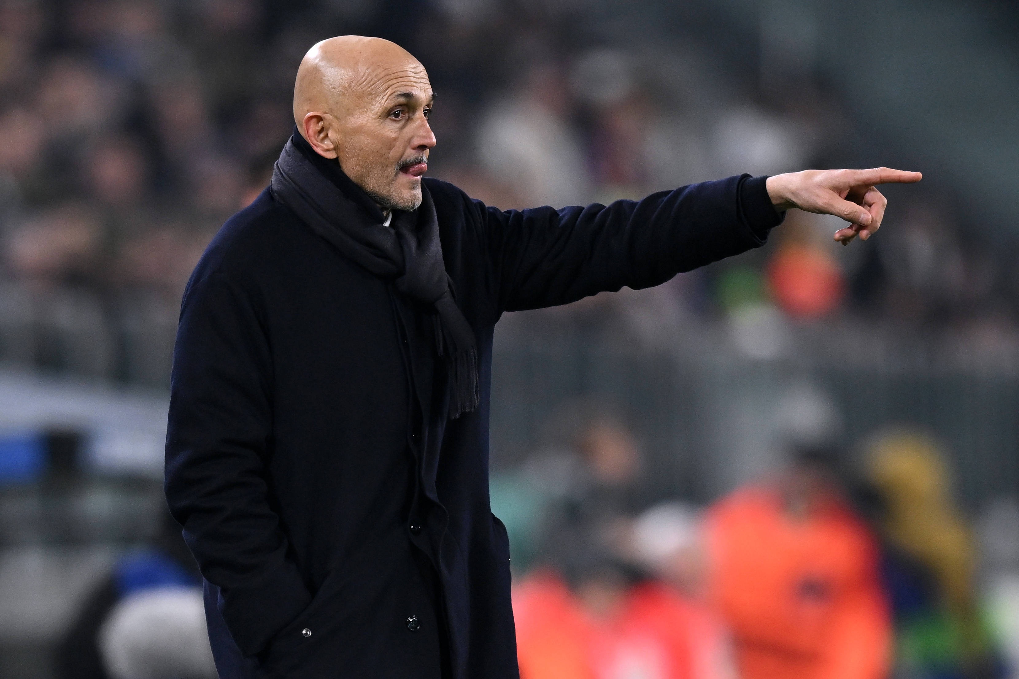 又是超巨失误！桑切斯扑救时将球从裆下漏入球门！切尔西0-2落后