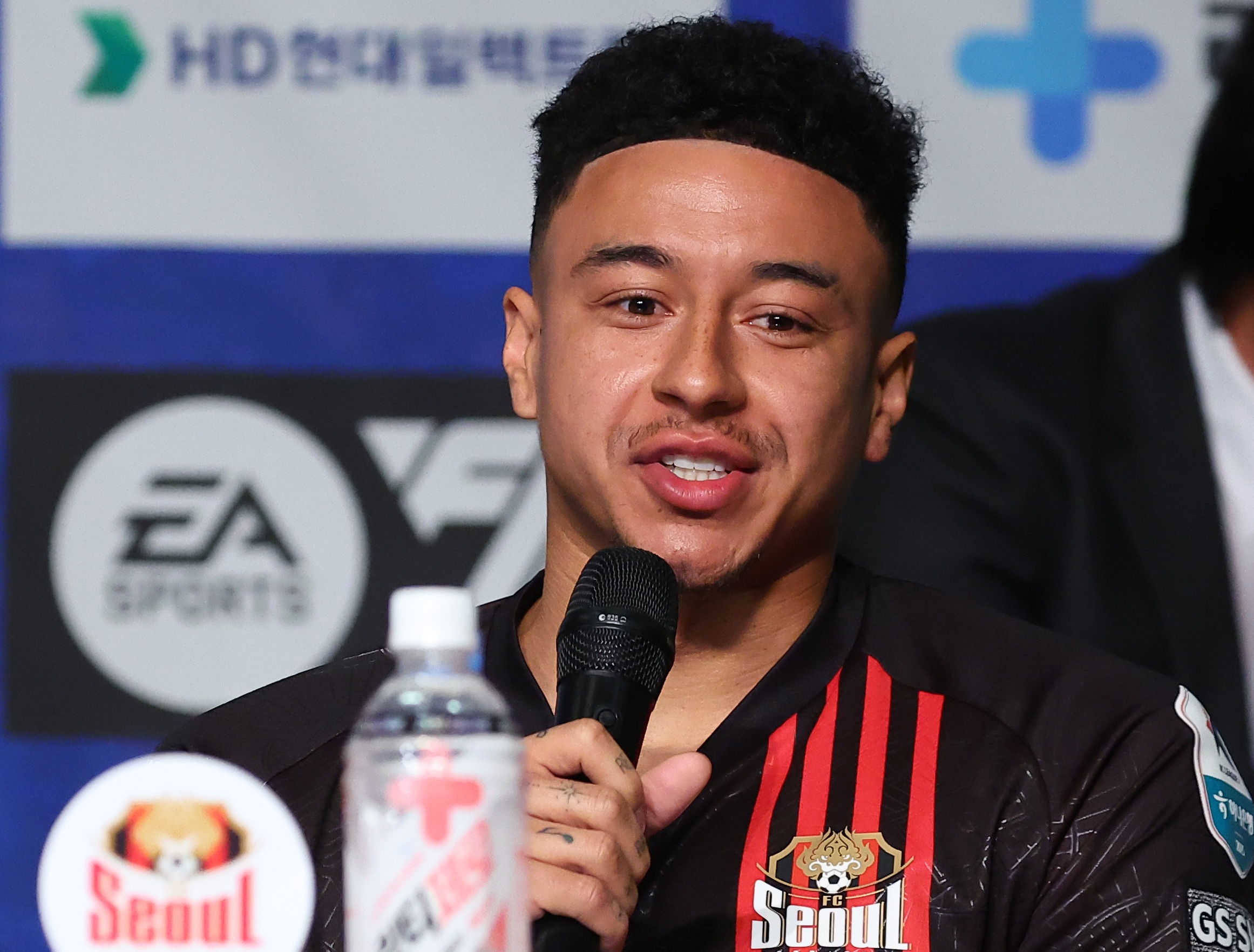 又是超巨失误！桑切斯扑救时将球从裆下漏入球门！切尔西0-2落后